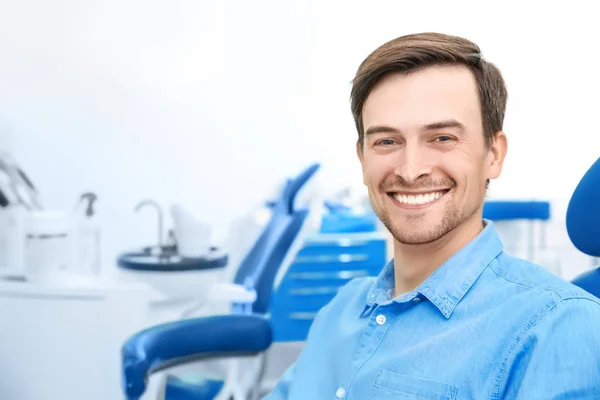 Männliche Patientin in Zahnarztpraxis in Klinik — Stockfoto