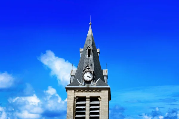 Torre da cidade bonita com relógio no fundo azul céu — Fotografia de Stock