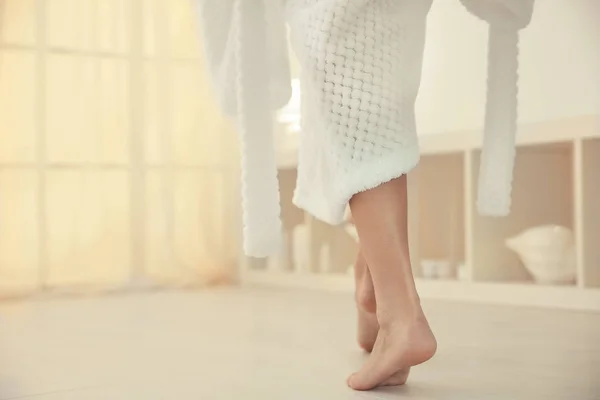 Giovane donna a piedi sul pavimento dopo la doccia — Foto Stock