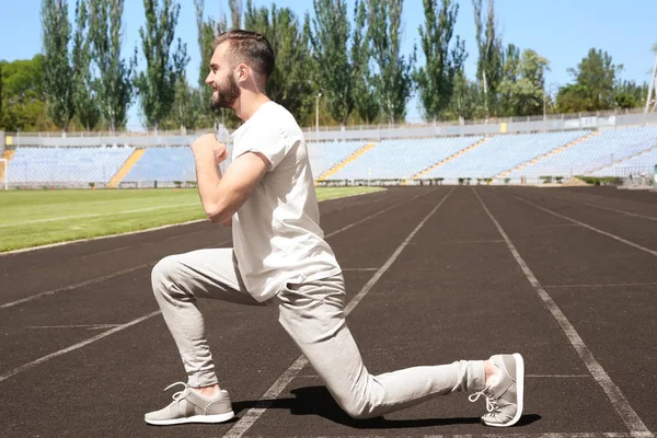 Человек делает спортивные упражнения для ног — стоковое фото