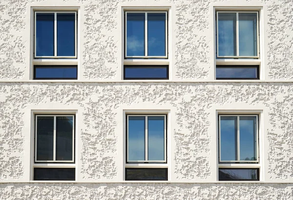 Vista do edifício com grandes janelas modernas — Fotografia de Stock