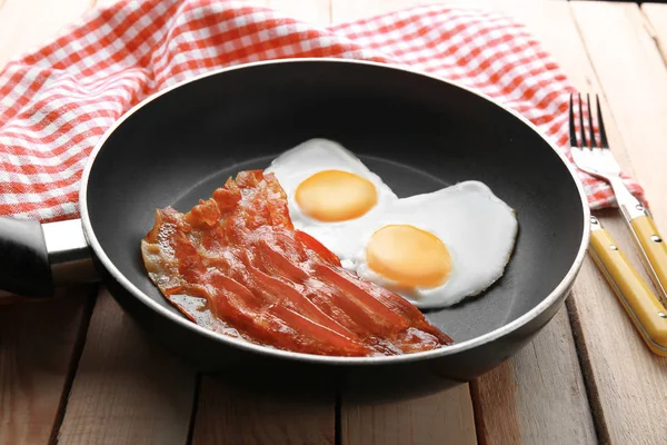 Sartén con huevos —  Fotos de Stock