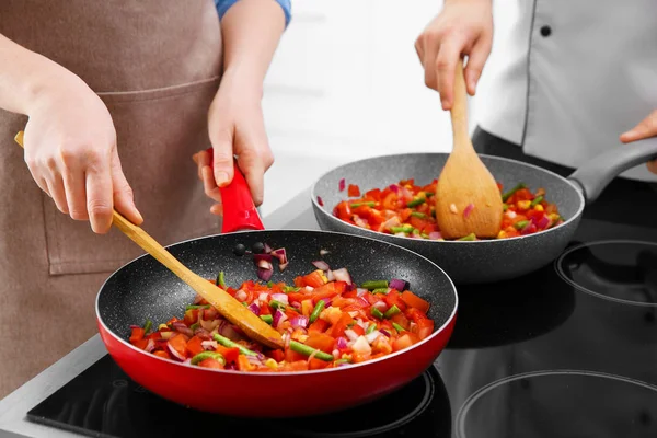Kuchař dává lekce vaření v kuchyni — Stock fotografie