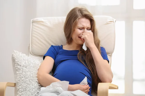 Følelsesmæssig gravid kvinde - Stock-foto