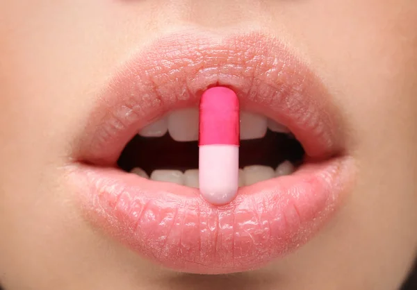 Jonge vrouw nemen pil, close-up. Verlies gewichtsconcept — Stockfoto