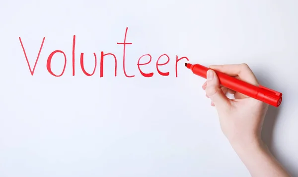 Mujer escribiendo palabra VOLUNTARIO — Foto de Stock