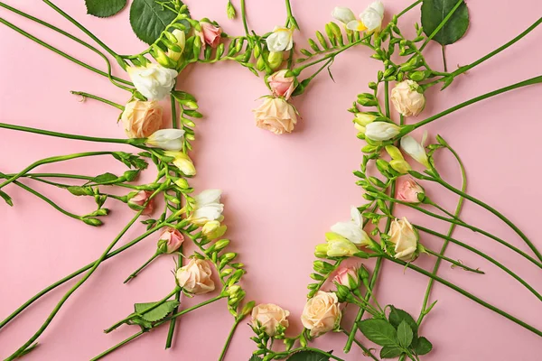 Wunderschöne Rosen und Freesiablüten — Stockfoto