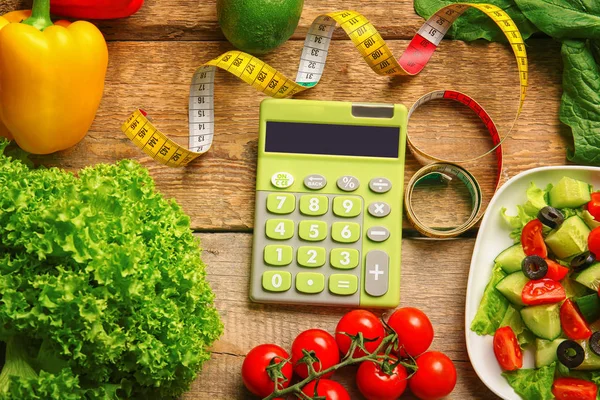 Calculadora, cinta métrica y conjunto de alimentos saludables — Foto de Stock