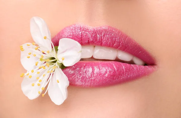 Young woman with flower — Stock Photo, Image