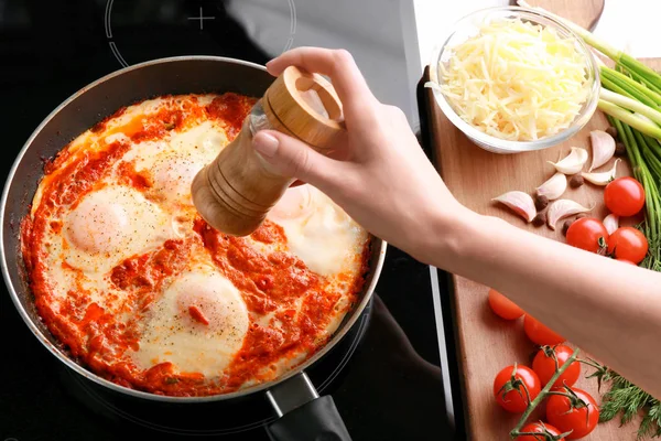 Vrouw koken eieren — Stockfoto