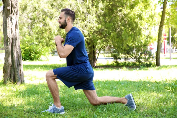 Hombre haciendo ejercicios deportivos para las piernas — Foto de Stock