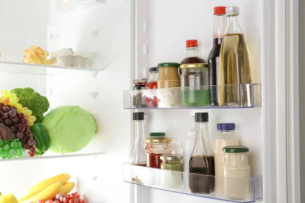 Verschillende sauzen in koelkast — Stockfoto