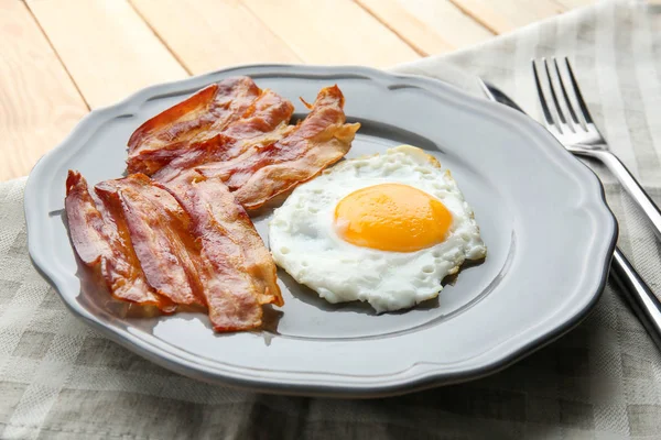 Sahanda yumurta ve domuz pastırması — Stok fotoğraf