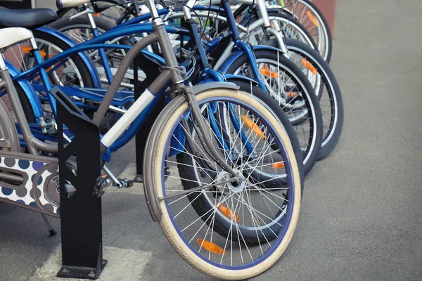 Многие припаркованные велосипеды на улице — стоковое фото
