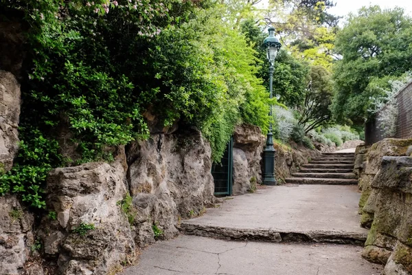 Bela paisagem de primavera com árvores verdes e escadas — Fotografia de Stock