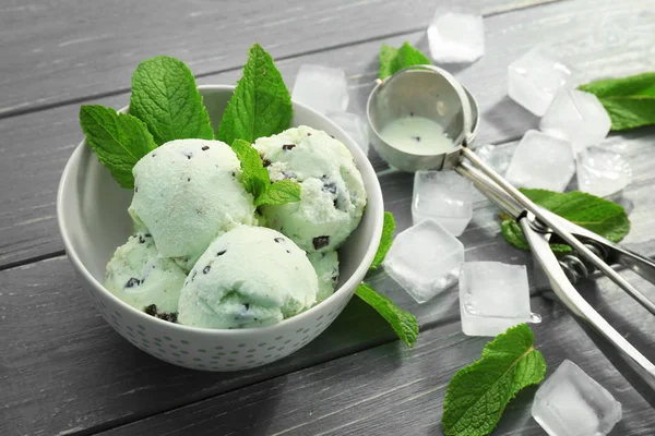 Мороженое с мятным шоколадом — стоковое фото