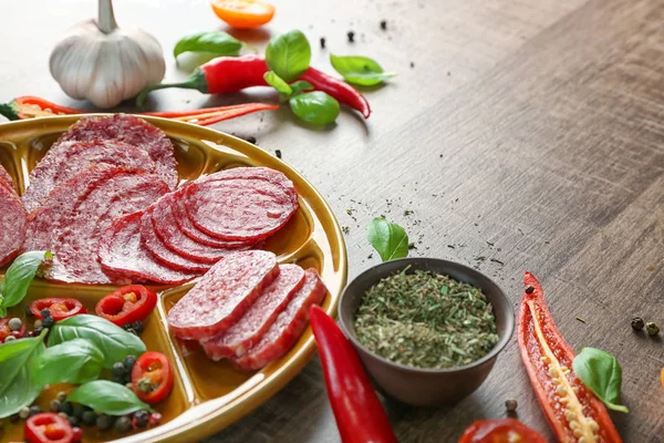 Teller mit Wurstscheiben — Stockfoto