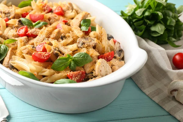 Lezzetli Türkiye lazanya ile pişirme çanağı