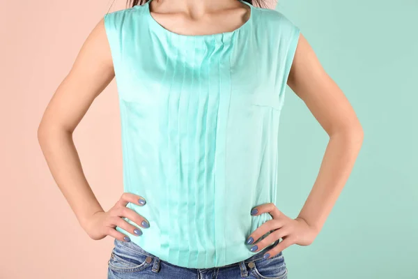 Junge Frau in Mint-Bluse — Stockfoto