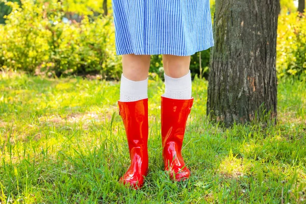 Jeune femme en bottes rouge wellington à l'extérieur — Photo