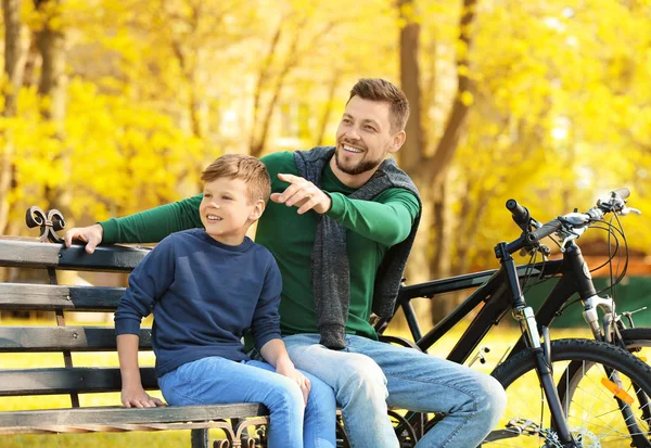 Baba ve oğul bisiklet ile  