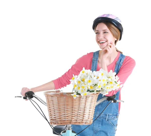 Ung flicka med cykel och korg med blommor — Stockfoto