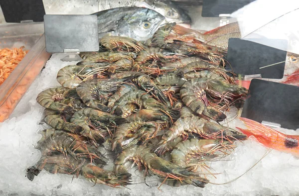 Fresh shrimps in supermarket — Stock Photo, Image