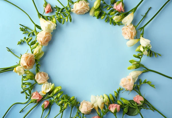 Prachtige rozen en fresia's bloemen — Stockfoto
