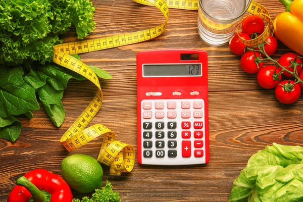 Calculadora, cinta métrica y conjunto de alimentos saludables — Foto de Stock