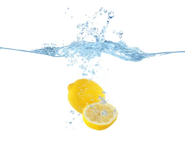 Frische Zitronen im Wasser — Stockfoto