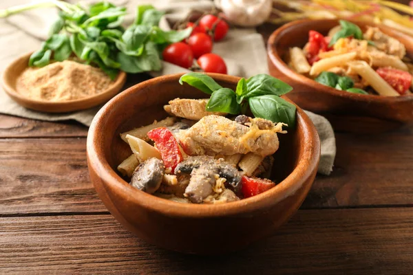 Miska z pyszne Turcji tetrazzini i składniki — Zdjęcie stockowe