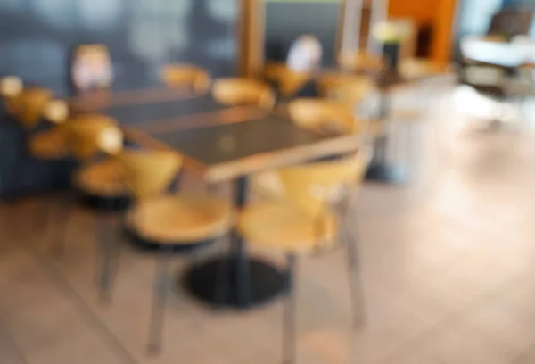 Suddig syn på cafeteria med bord och stolar — Stockfoto