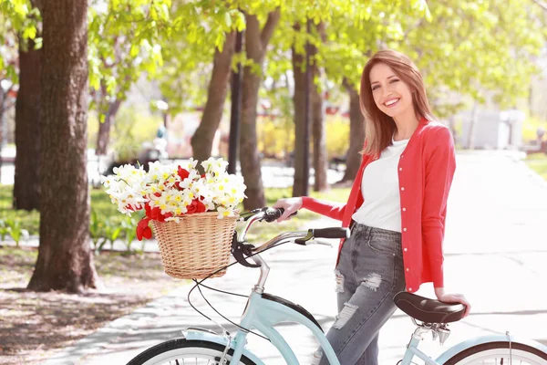Ung vacker flicka med cykel — Stockfoto