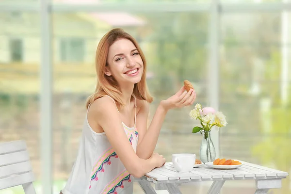 Молода жінка снідає вдома — стокове фото
