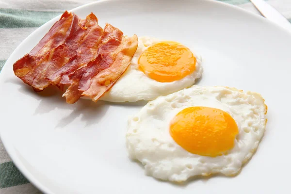Тарілка зі смаженими яйцями та беконом — стокове фото