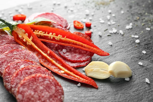 Deliziosa salsiccia affettata, peperoncino, aglio e sale, primo piano — Foto Stock