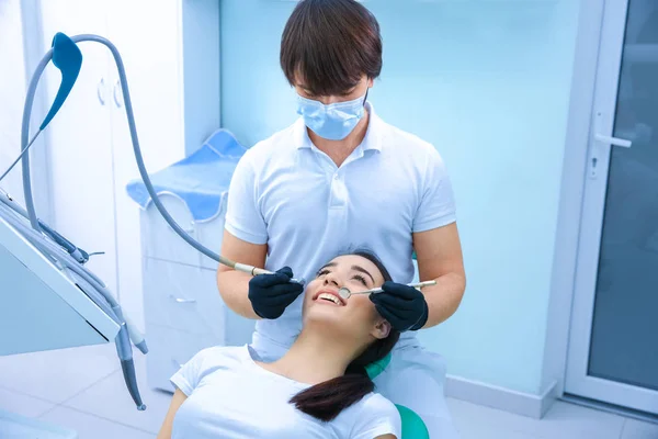 Dentista perfurando os dentes do paciente na clínica — Fotografia de Stock