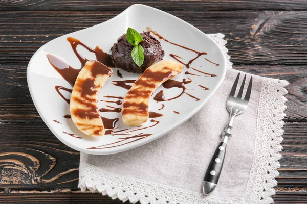 Десерт с шоколадным соусом — стоковое фото