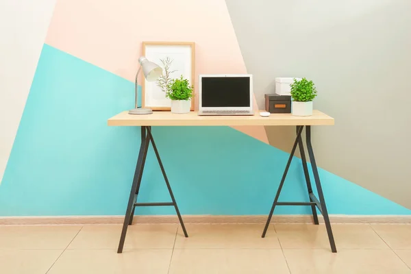 Lugar de trabajo con ordenador en la habitación —  Fotos de Stock