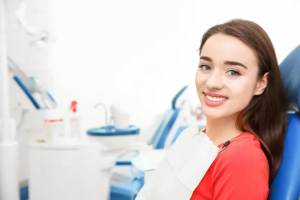 Paciente femenina en el consultorio del dentista en clínica —  Fotos de Stock