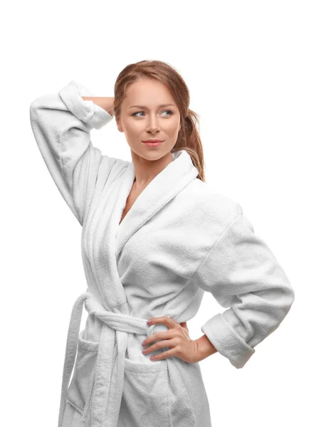 Piękna młoda kobieta w szlafrok po prysznic na białym tle — Zdjęcie stockowe