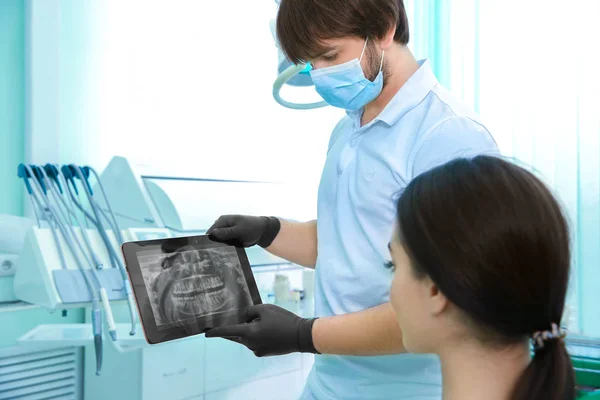歯科医師を示す患者タブレット コンピューター上の歯の x 線像 — ストック写真
