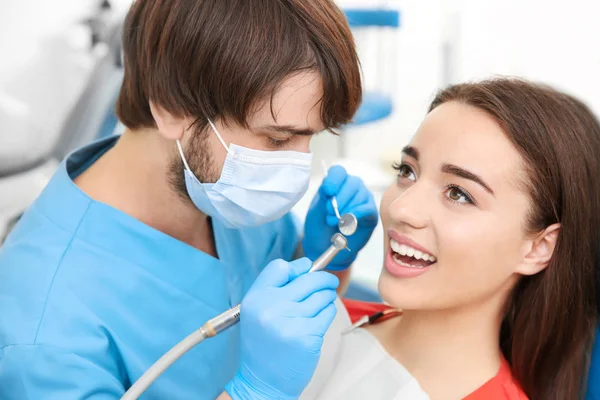 Zahnarzt bohrt Patientin Zähne in Klinik — Stockfoto