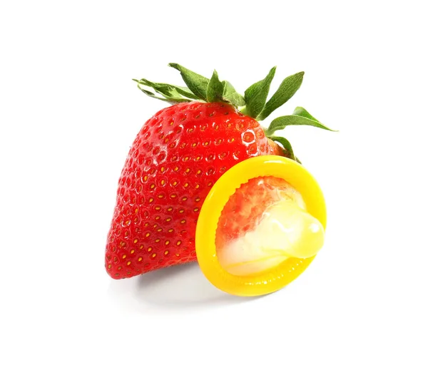 Färska srawberry med kondom — Stockfoto