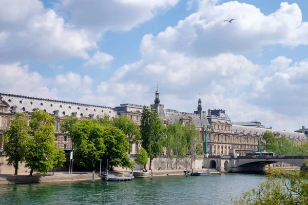 Rivière au centre de la ville — Photo