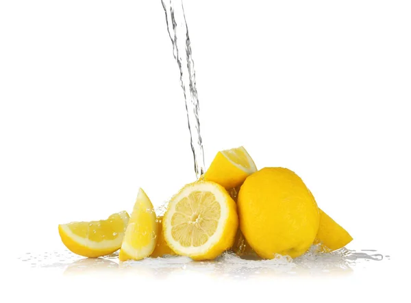 Citrons frais avec jet d'eau — Photo