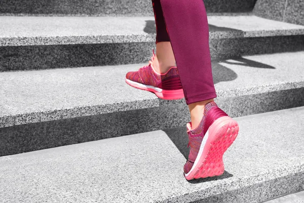 Deportiva mujer corriendo hasta — Foto de Stock