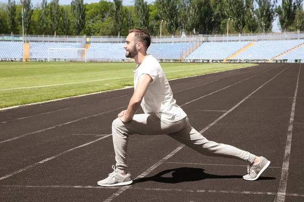 Человек делает спортивные упражнения для ног — стоковое фото