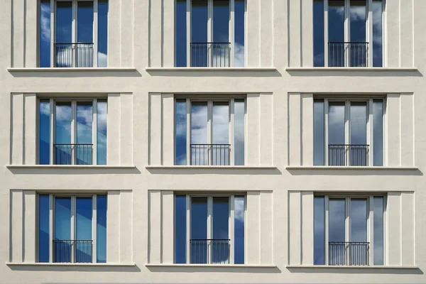 Vista do edifício com grandes janelas modernas — Fotografia de Stock