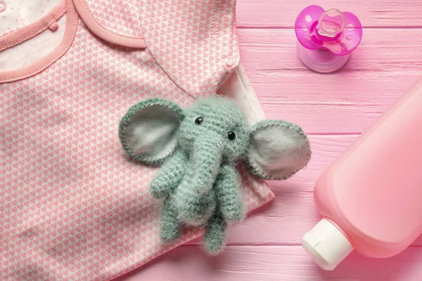 Niedliches Spielzeug und Baby-Accessoires auf Holzgrund — Stockfoto